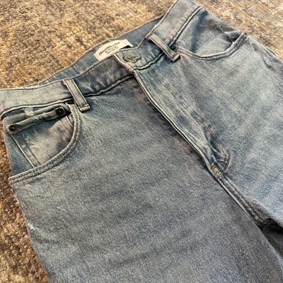 Abercrombie & Fitch Ultra High Rise 90s Straight Jean Raw Hem Size 2 - Picture 8 of 12